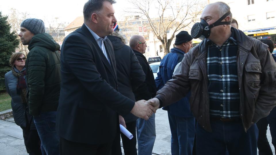 Mještani Hrvaca predaju peticiju dožupanu Anti Šošiću