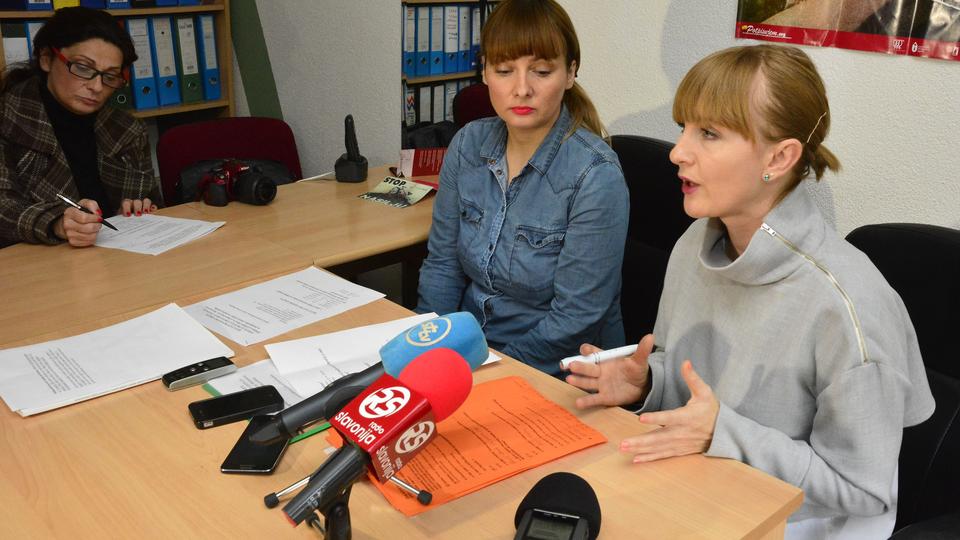 Clanice zenske Udruge Brod Ana Marija Matanovic i Sandra Buljan predstavile su rezultate istrazivanja o zastupljenosti nasilja nad zenama u Brodsko-posavskoj zupaniji