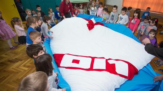 Tvrtka LIO darovala najveći jastuk u zemlji DV Nevičica