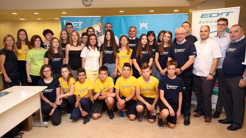 Župan Blaženko Boban nagrade je podijelio učenicima koji su napravili najbolje web stranice u sklopu programa EDIT