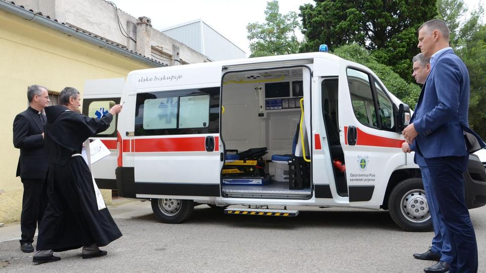Biskupija darovala sanitetsko vozilo Općoj bolnici Pula