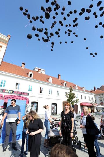 Puštanjem 200 crnih balona obilježen Dan borbe protiv nasilja nad ženama