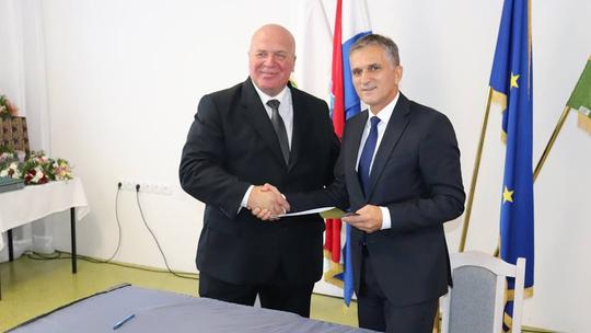 Ugovor su potpisali gradonačelnik Lipika Vinko Kasana i ministar Goran Marić