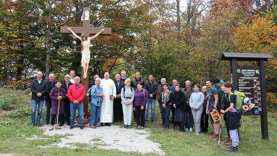 Na Japetiću je postavljen i blagoslovljen križ raspetog Isusa