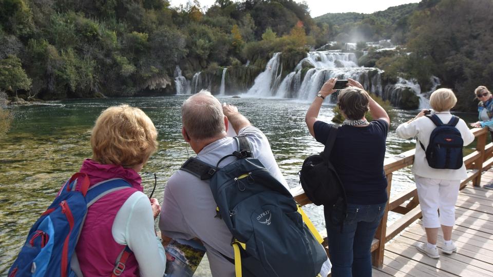 Još uvijek veliki broj turista uživa u bojama jeseni NP Krka