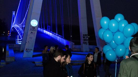 Pješački most osvijetljen plavom bojom povodom Dana dijabetesa
