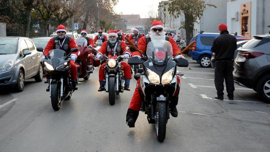 Popularni Moto Mrazovi obilazili škole i vrtiće i poklonima razveselili djecu