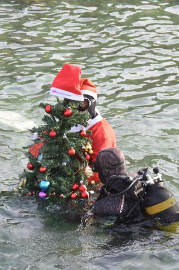Ronilački Djed Mraz bor odnio u morske dubine