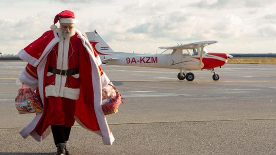 Djed Božićnjak u Osijek stigao zrakoplovom