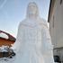 U dvorištu župne crkve osvanuo snježni Isus visok čak 3.5 metra