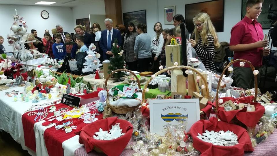 Nedavno su učenici svoje proizvode izlagali na božićnoj izložbi Zagrebačke županije, a posebno su se isticali po tome što su ponudili usluge frizera i kozmetičara