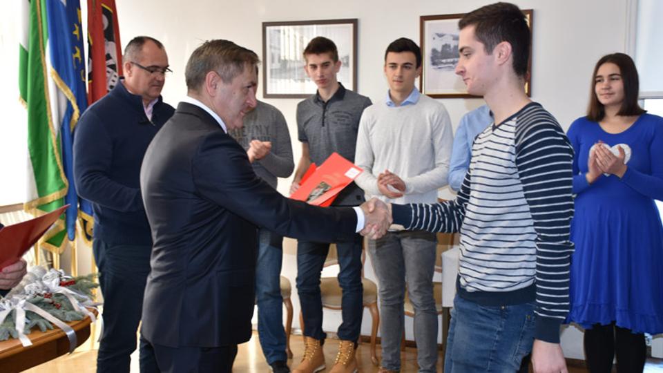 Gradonačelnik Barišić svečano je dodijelo tridesetak stipendija za deficitarna zanimanja i 50 za učenike i studente