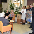 Župan Longin posjetio je Dom za starije, a na dar je donio umjetničku sliku