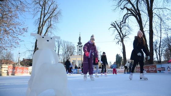 Brojni klizači uživali su na ledu u središtu Bjelovara