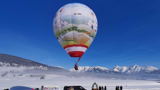 Bajkoviti prizori balona iznad snijegom prekrivenih Alpi ostavljaju bez daha