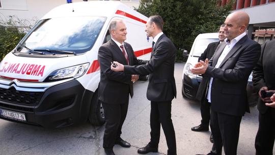 Bolnici su donirana dva nova dostavna vozila Citroën Berlingo furgon i jedno sanitetsko vozilo Citroën Jumper furgon