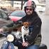 Pas Toto i njegov vlasnik privlače pozornost vozeći se na kultnoj Vespi