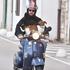 Pas Toto i njegov vlasnik privlače pozornost vozeći se na kultnoj Vespi