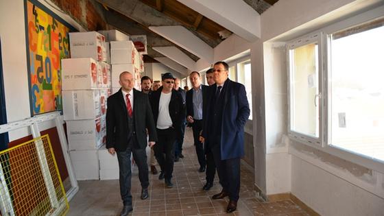 Župan Damir Bajs i ravnatelj Fonda Dubravko Ponoš obišli su radove na Osnovnoj školi Garešnica u sklopu kojih će se obnoviti i školsko-sportska dvorana
