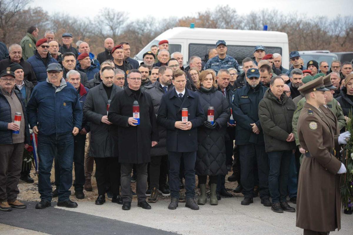 Izaslanstvo predvođeno županom Danijelom Marušićem prisjetilo se oslobodilačke akcije i zapalilo svijeće stradalima