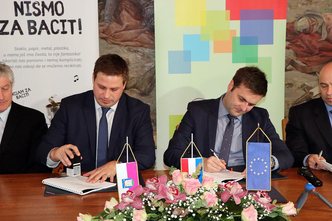 Potpisan ugovor o dodjeli 3 milijuna kuna za reciklažno dvorište "Vitika"