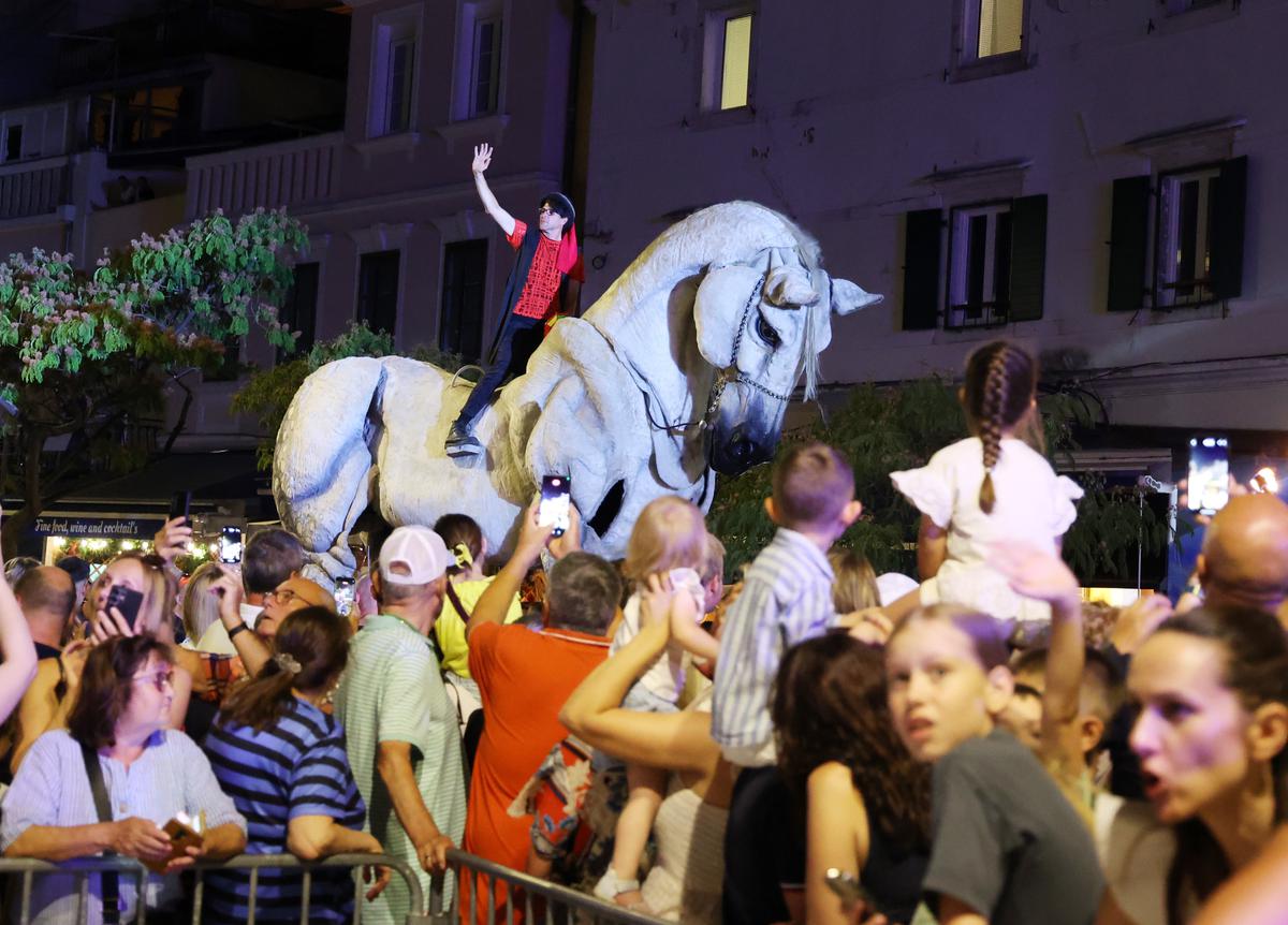 storyeditor/2025-06-30/PXL_280625_134871718.jpg Lutke visoke i do 15 metara dolaze na viljuškarima, a dovezene su izravno iz Rija i Dubaija