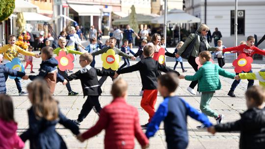 "Dječji festival" održava se i u drugim gradovima Hrvatske. Tradicionalna je to godišnja akcija Saveza društava "Naša djeca" Hrvatske i osnovnih društava te aktivnost posve posvećena djeci