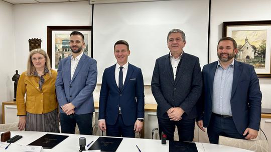 Ugovor je s predstavnicima ponuditelja i Županije potpisao gradonačelnik Dario Zurovec