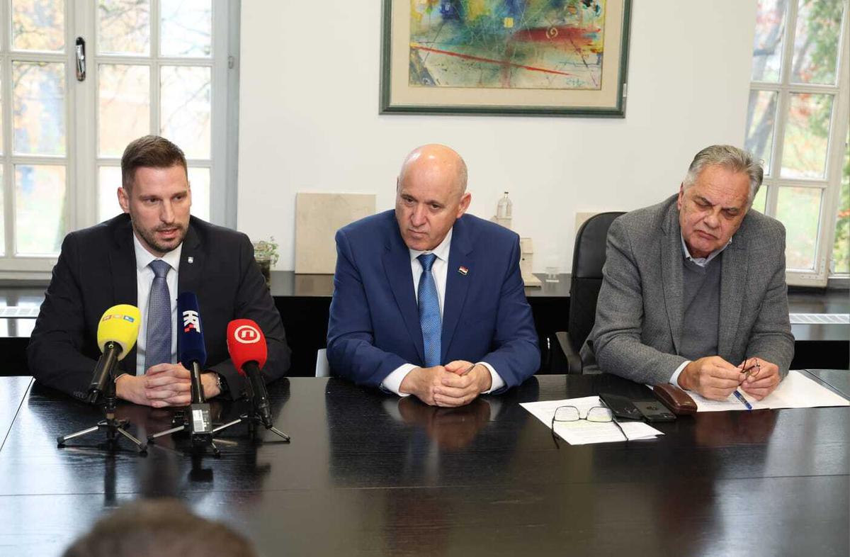 Gradonačelnik Osijeka Ivan Radić i ravnatelj Agencije za pravni promet i posredovanje nekretninama (APN) Dragan Hristov potpisali su u Ministarstvu prostornog uređenja, graditeljstva i državne imovine Ugovor o međusobnim pravima i obvezama