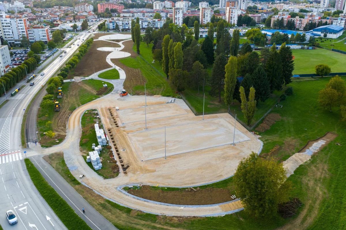 Paralelno s Parkom, izvođeni su i radovi na izgradnji prometnice u Luščiću s izgradnjom pješačko-biciklističke staze