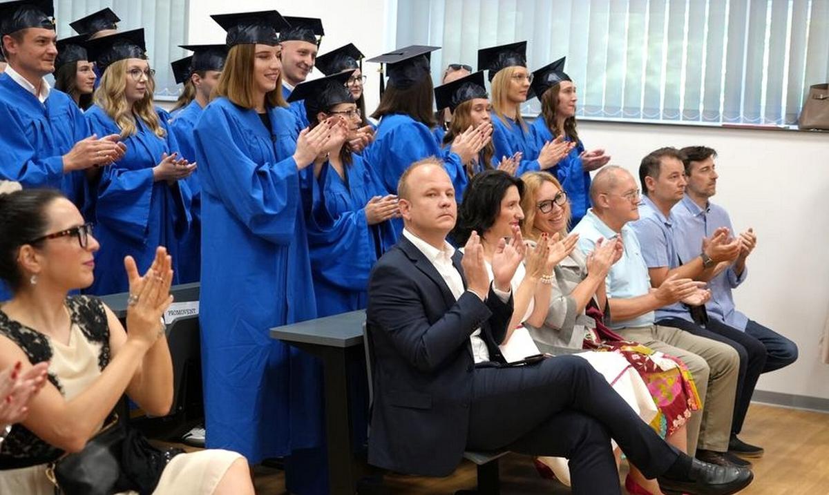 storyeditor/2025-06-20/sjever_2.jpg Svečanost je, kako to već priliči, završila čestitkama i tradicionalnim bacanjem kapa, uz velik ponos studenata, njihovih obitelji i profesora
