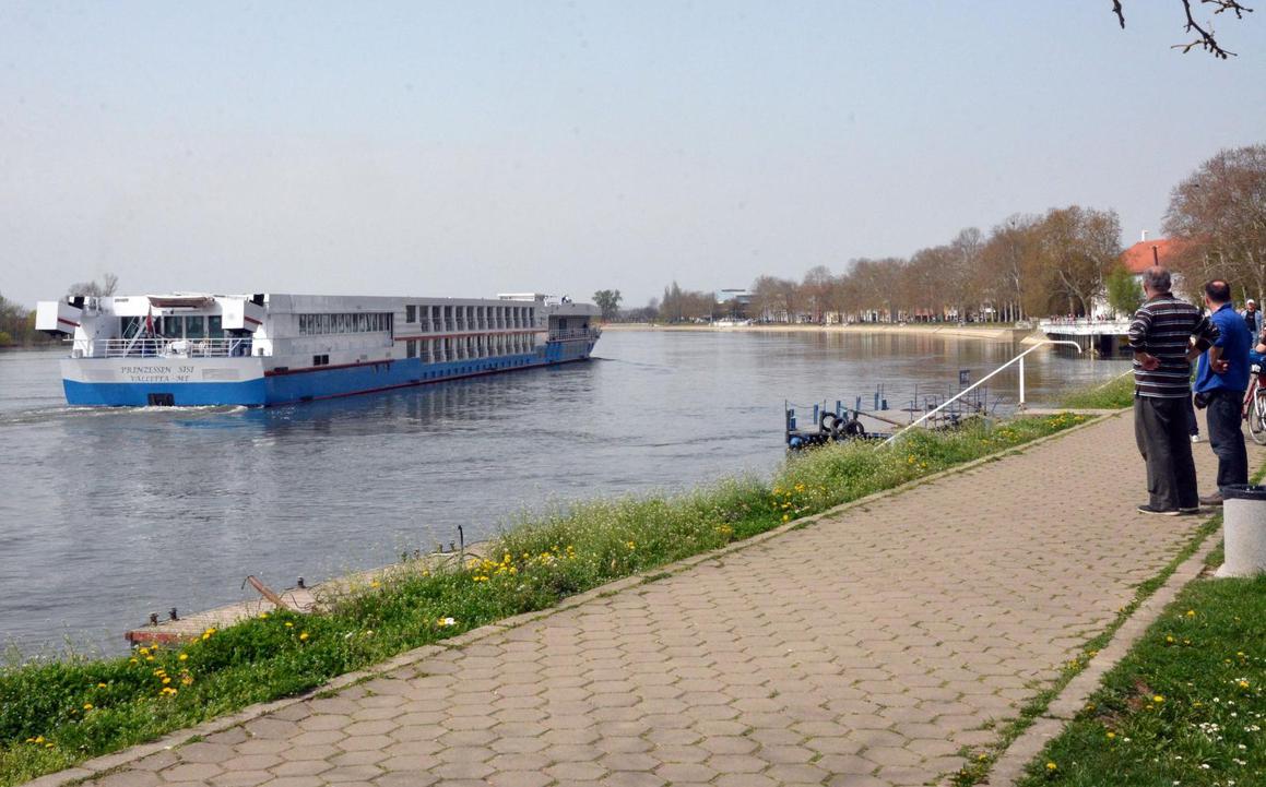 Luksuzni riječni kruzer prošao Slavonskim Brodom