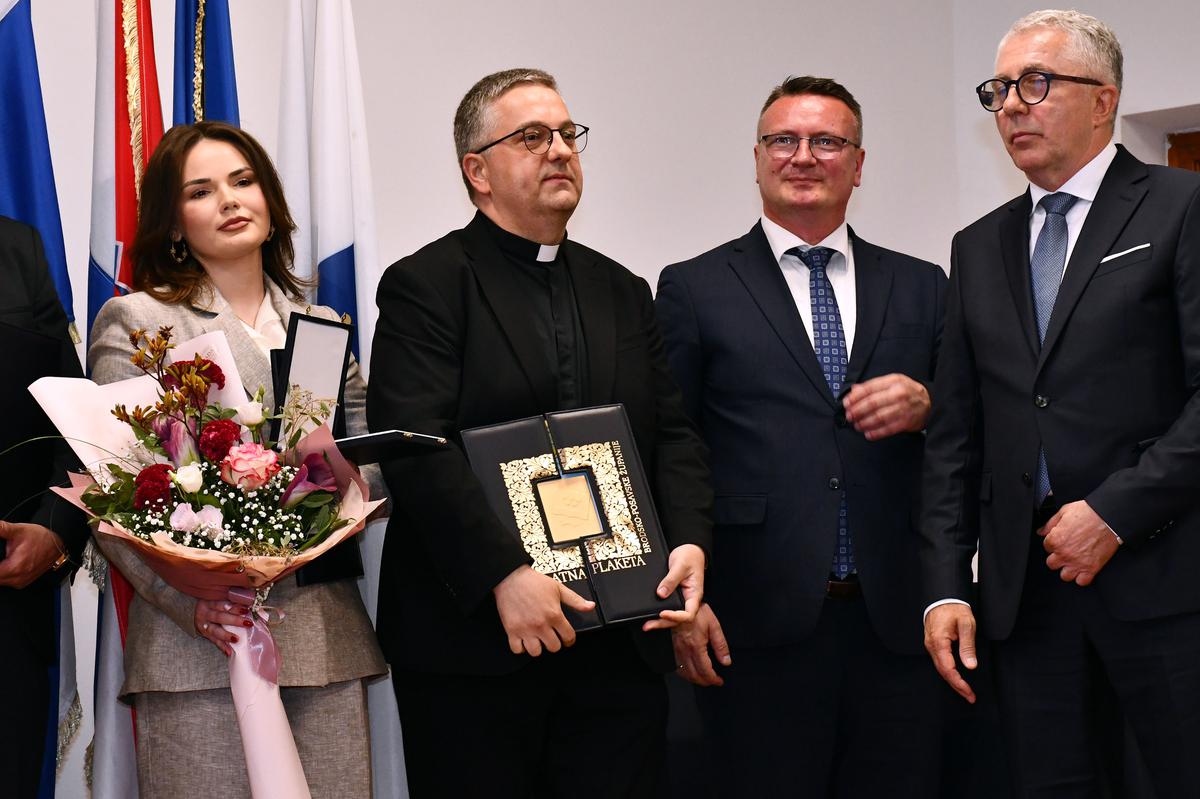 Zlatnu plaketu dobila je Đakovačko-osječka nadbiskupija, a preuzeo ju je kancelar mr. sc. Dario Hrga