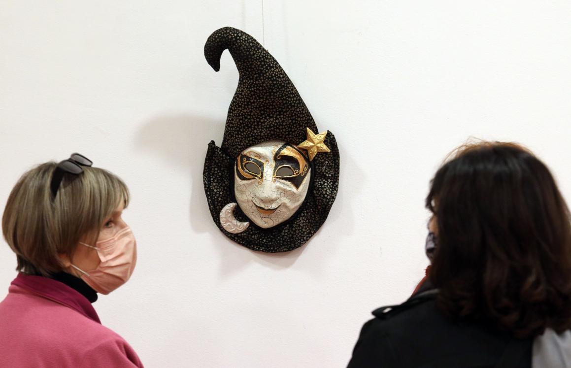 Otvorena je izložba maski i krinki Janje Parač