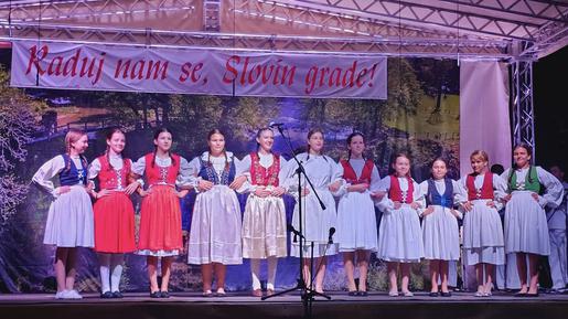 Povodom blagdana Male Gospe, 8. rujna, svake se godine u Gradu Slunju organiziraju Folklorni susreti pod nazivom 'Raduj nam se, Slovin Grade'