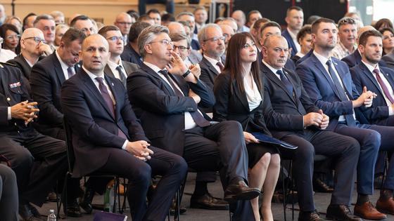 SVEČANOJ SJEDNICI Skupštine Osječko-baranjske županije, održanoj u Gospodarskom centru OBŽ-a, prije dva mjeseca završenoj i jednoj od najvažnijih investicija Osječko-baranjske županije, nazočio je i državni vrh