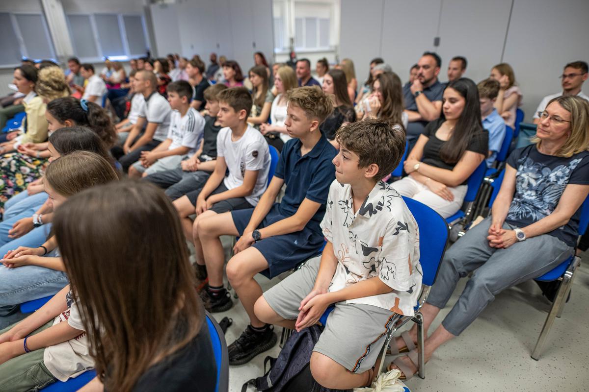 Svečana dodjela priznanja učenicima i mentorima održana je u četvrtak u Centru za mlade Bunker, a uime Grada čestitke uspješnim učenicima i mentorima uputila je gradonačelnica Petra Škrobot