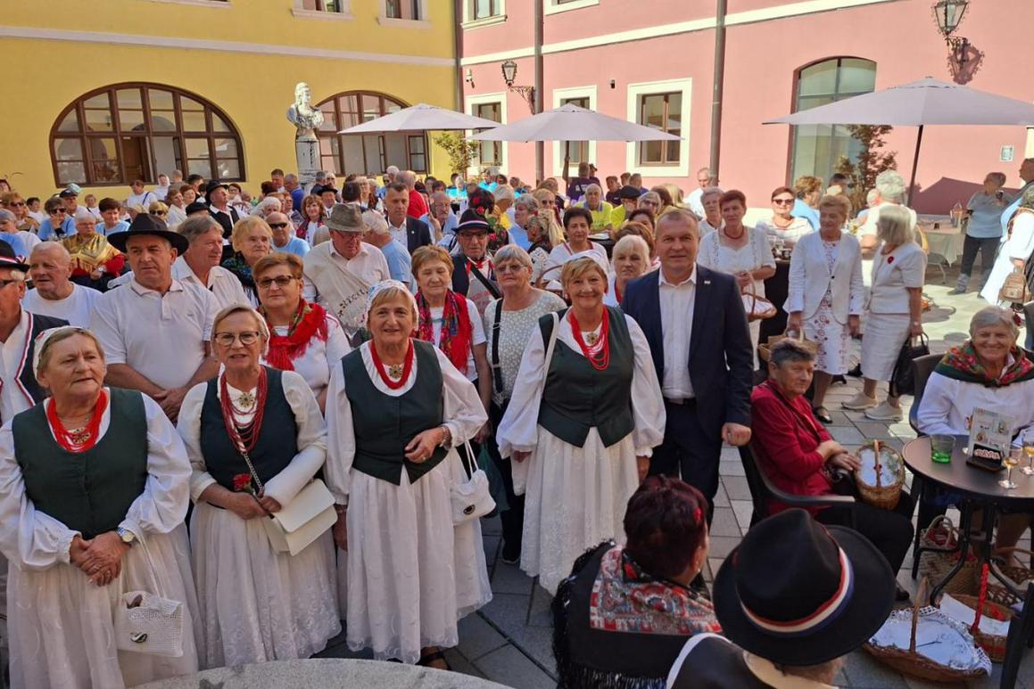 Pjesmom i plesom obilježili Međunarodni dan starijih osoba, dijelili i domaće kolače