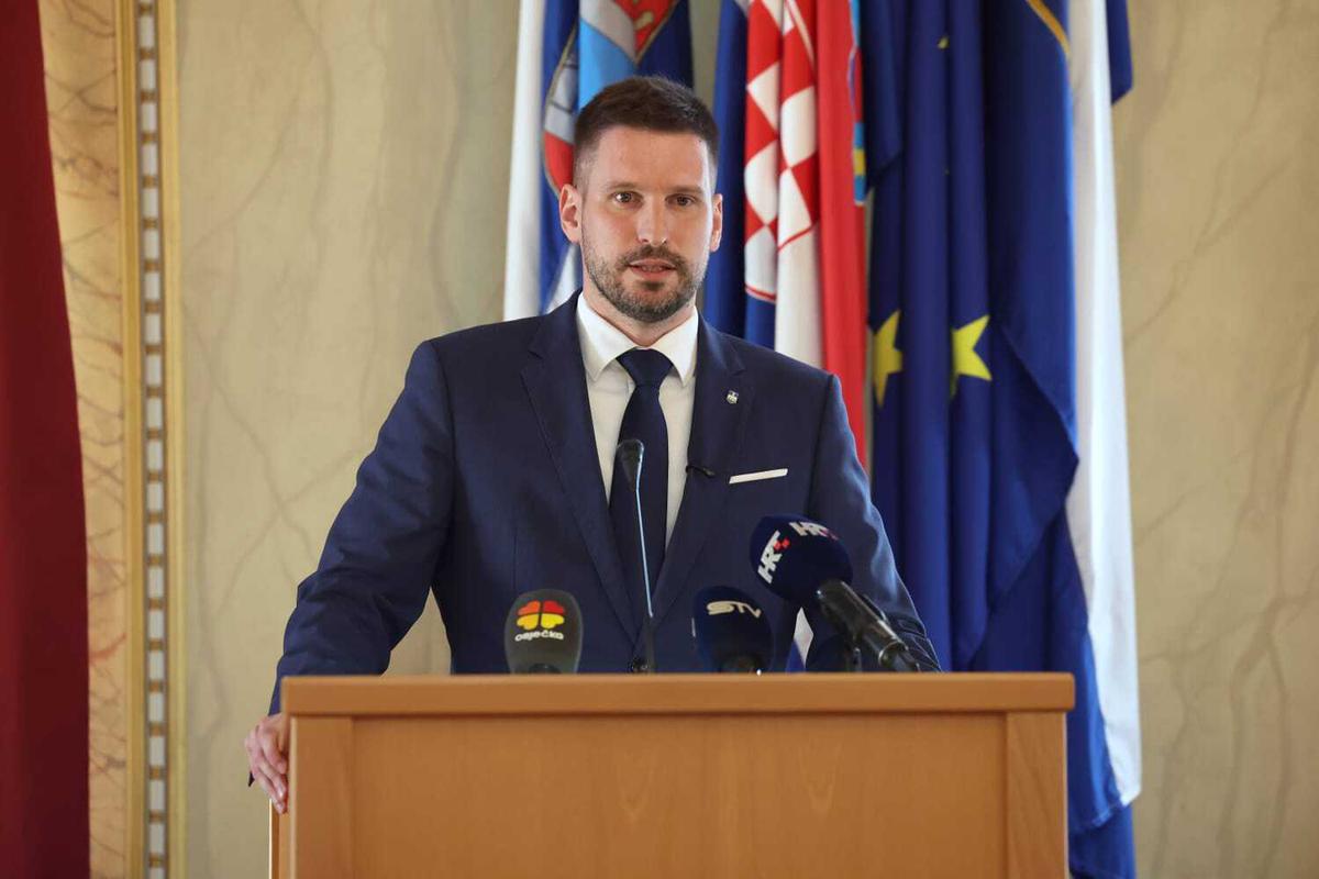 storyeditor/2025-10-10/Gradsko_vijece_1.jpeg VIJEĆNICI su odlučivali o javnim parkiralištima, zamjeni nekretnina s RH radi preseljenja Unikoma, kao i sufinanciranju zgrade za Program društveno poticajne stanogradnje