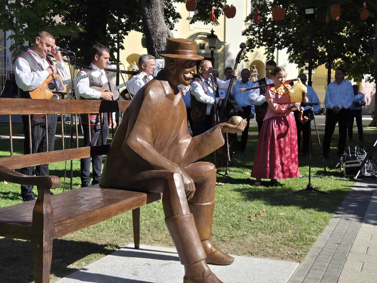 Spomenik "Osnivač" nalazi se u središnjem parku u Vinkovcima