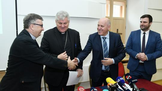 Ugovor  zamjeni nekretnina potpisali su u Sisku ministar prostornoga uređenja, graditeljstva i državne imovine Branko Bačić i sisački biskup Vlado Košić