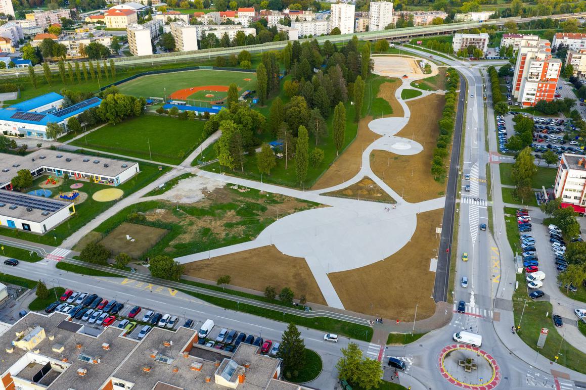 Moderan i velik park s 226 novih stabala, stazama, igralištem za pse...