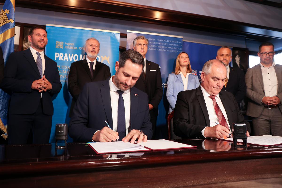 storyeditor/2025-10-02/PXL_290925_139298395.jpg POTPISIVANJU ugovora nazočili su i premijer i župan