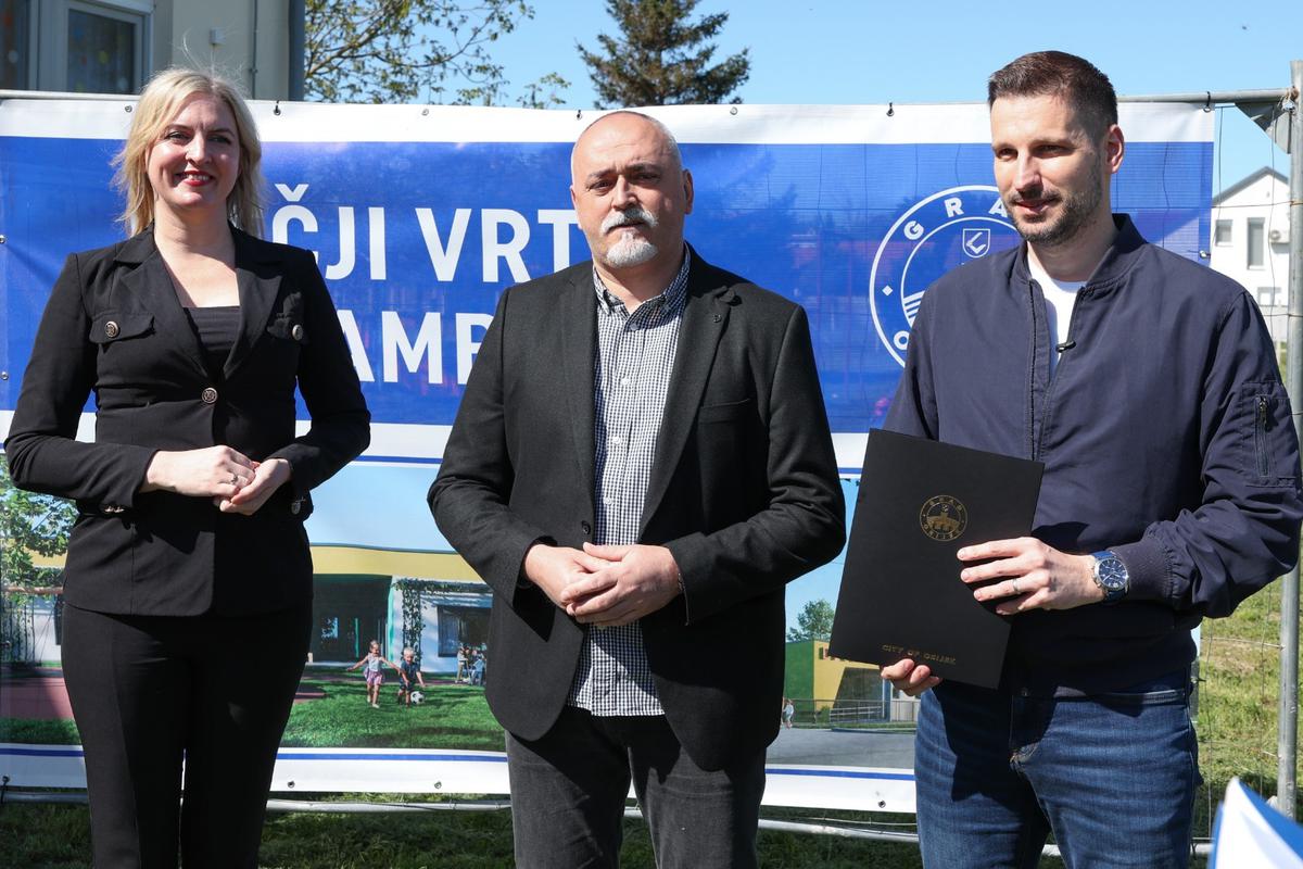 Posao je povjeren Planum građenju, čijem su predstavniku Emilu Tuši ugovor uručili državna tajnica u resornom ministarstvu Zrinka Mužinić Bikić i gradonačelnik Ivan Radić