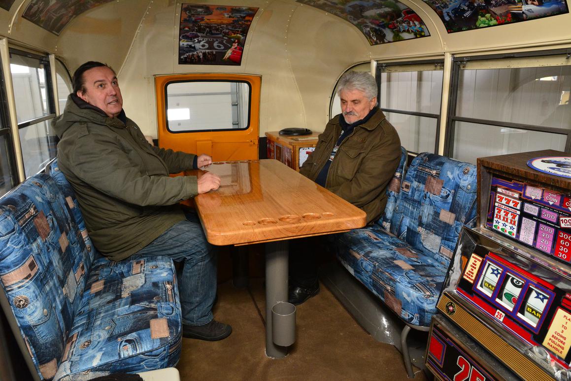 Stomatolog zaljubljen u oldtimere restaurirao i američki školski autobus