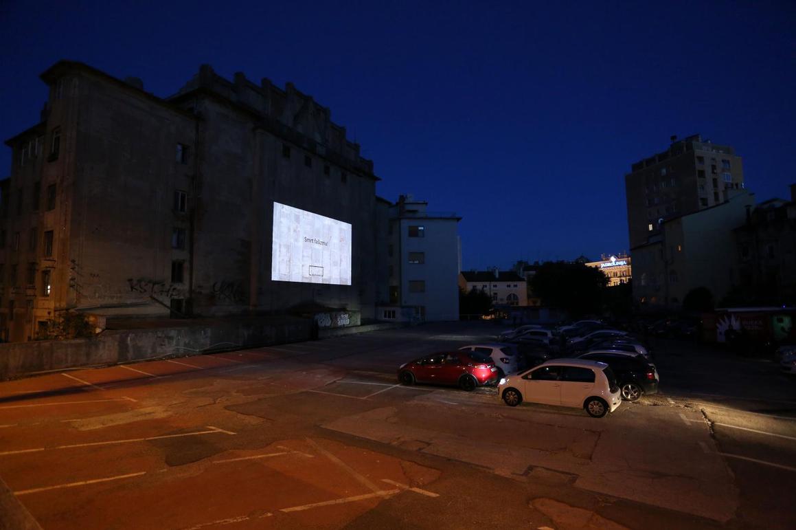 Dangube na zidu zgrade bivšeg kina Teatro Fenice