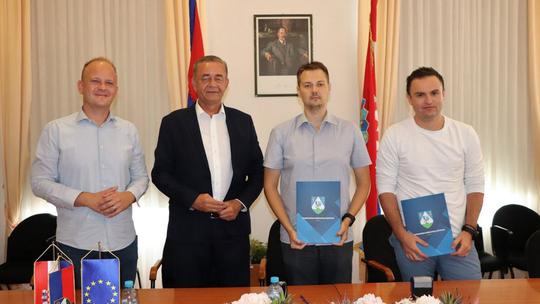 Na svečanom potpisivanju bili su župan Darko Koren (drugi slijeva), gradonačelnik Koprivnice i saborski zastupnik Mišel Jakšić (sasvim lijevo) te njihovi najbliži suradnici