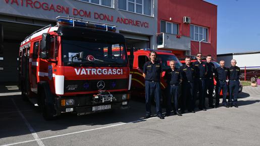storyeditor/2025-06-15/Clanovi_vatrogasne_postrojbe_DVD-a_Donji_Andrijevci_-predstavljanje_projekta_prekogranicne_suradnje_s_OB_Jajce.JPG