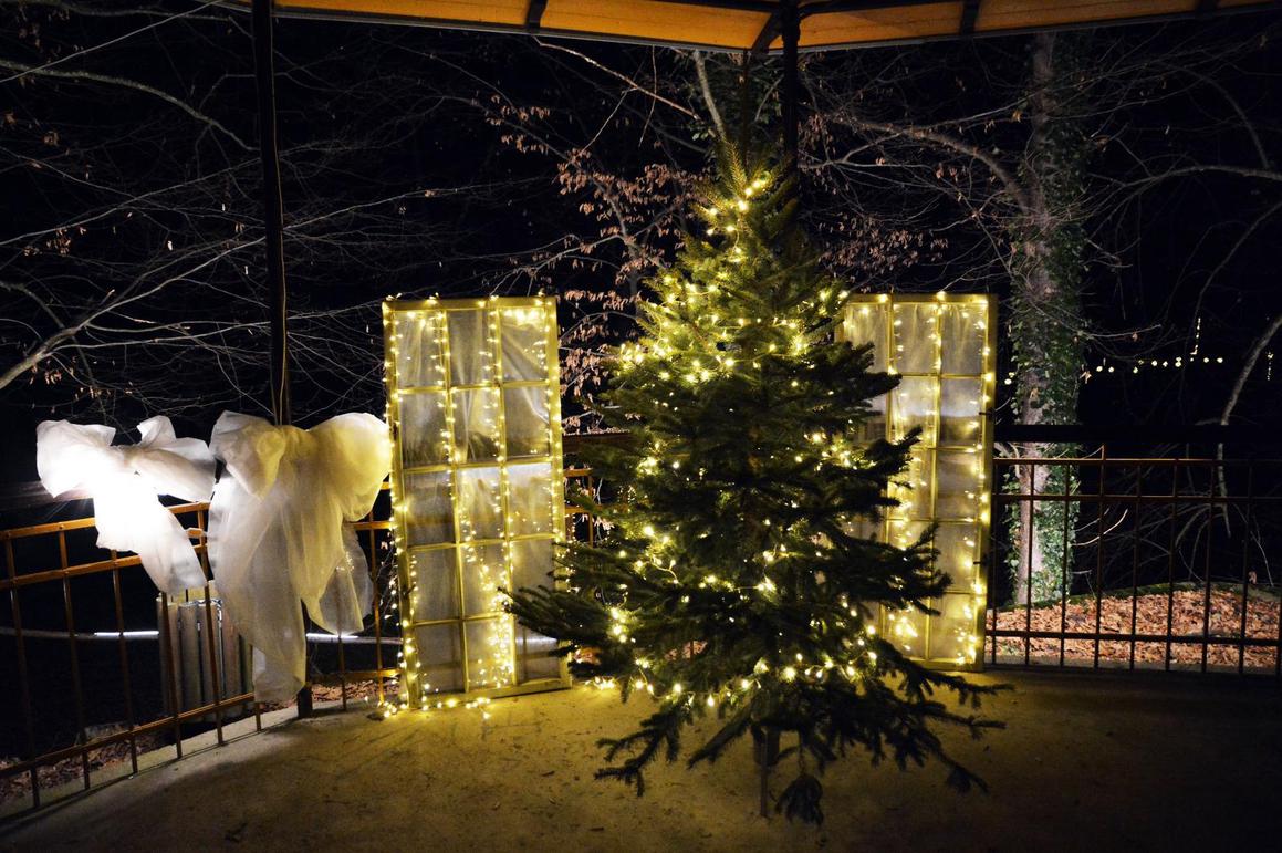 U perivoju otvoren Božićni park s 300 tisuća lampica