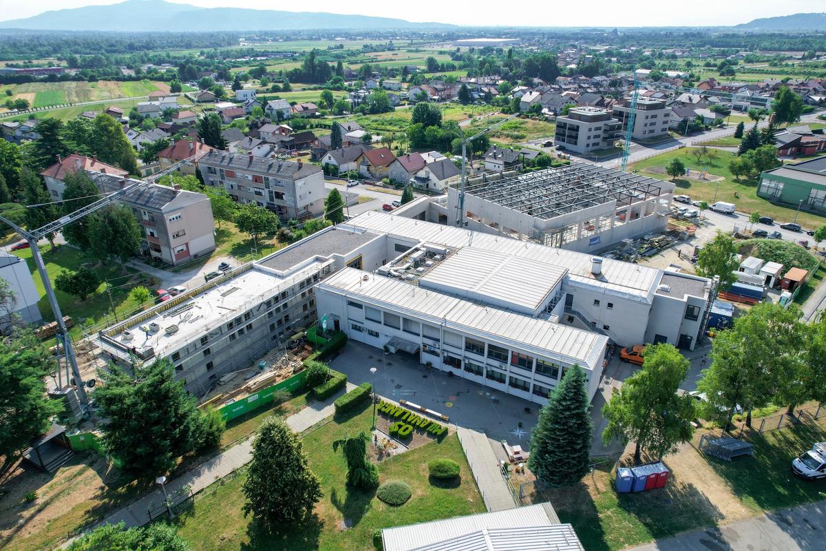 storyeditor/2025-08-29/Dogradnja_skole_u_Bregani.jpg OŠ MILANA LANGA u Bregani trenutačno se dograđuje, a gradi se i sportska dvorana